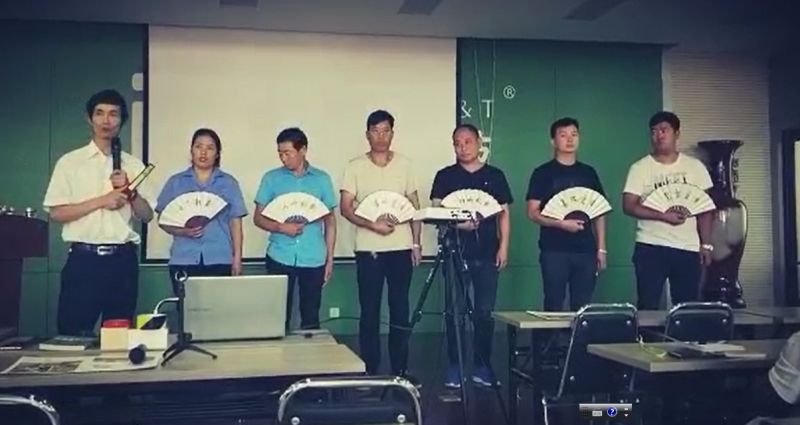將“六安全”寫在扇子上獎勵給學員