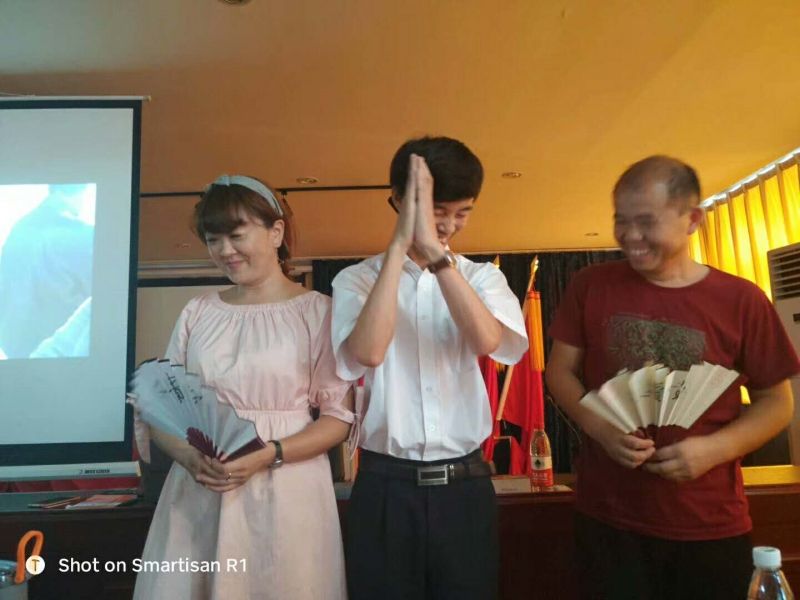 安全培訓給學員發獎品互動
