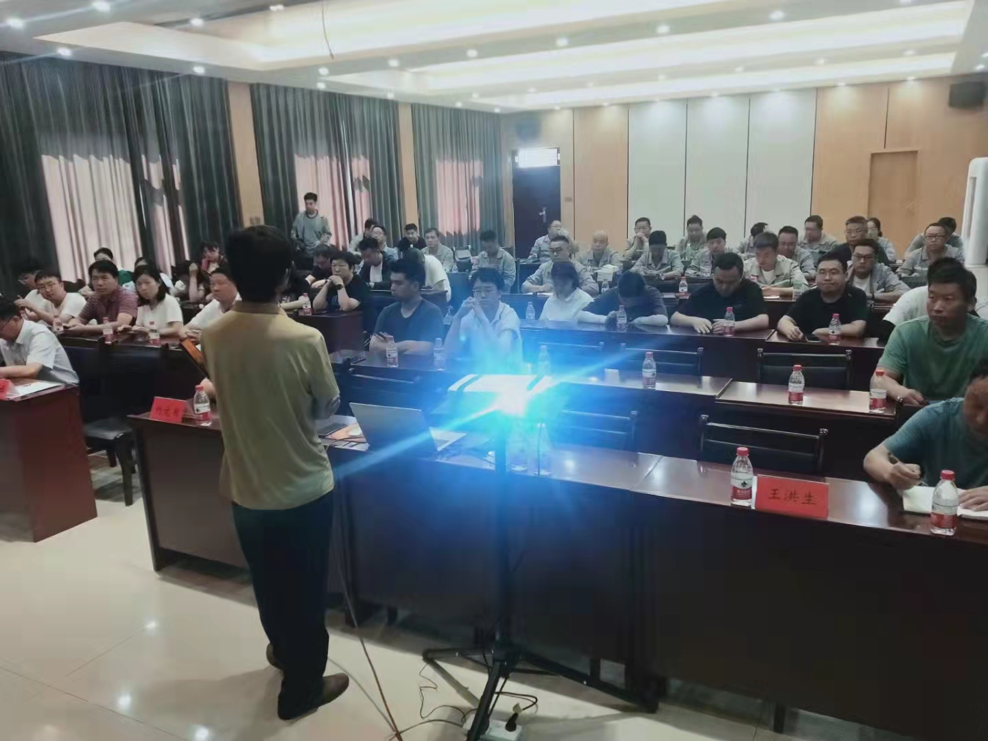 欒川縣應急管理局機關同志進行主題黨日授課